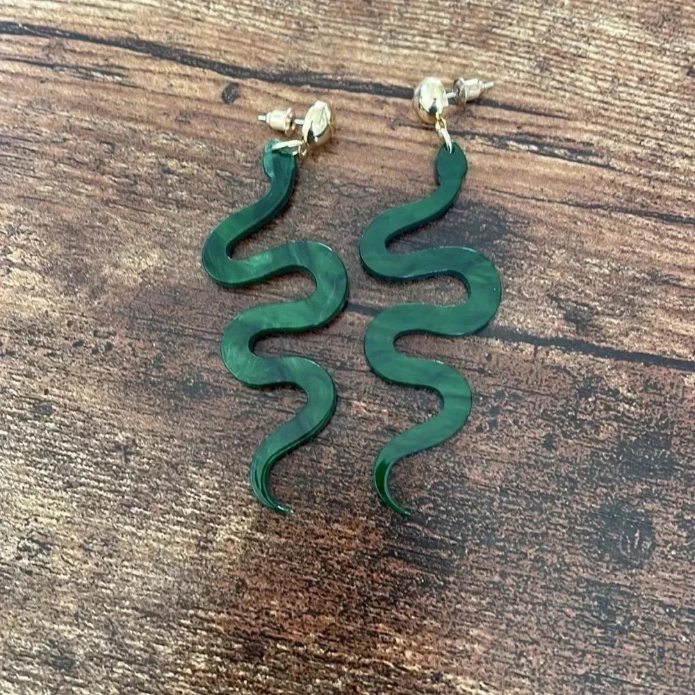 ❤️ NEW 2/$20 or 3/$25 Statement Acrylic Green Snake Gold Stud Oversize Earrings - Picture 3 of 4